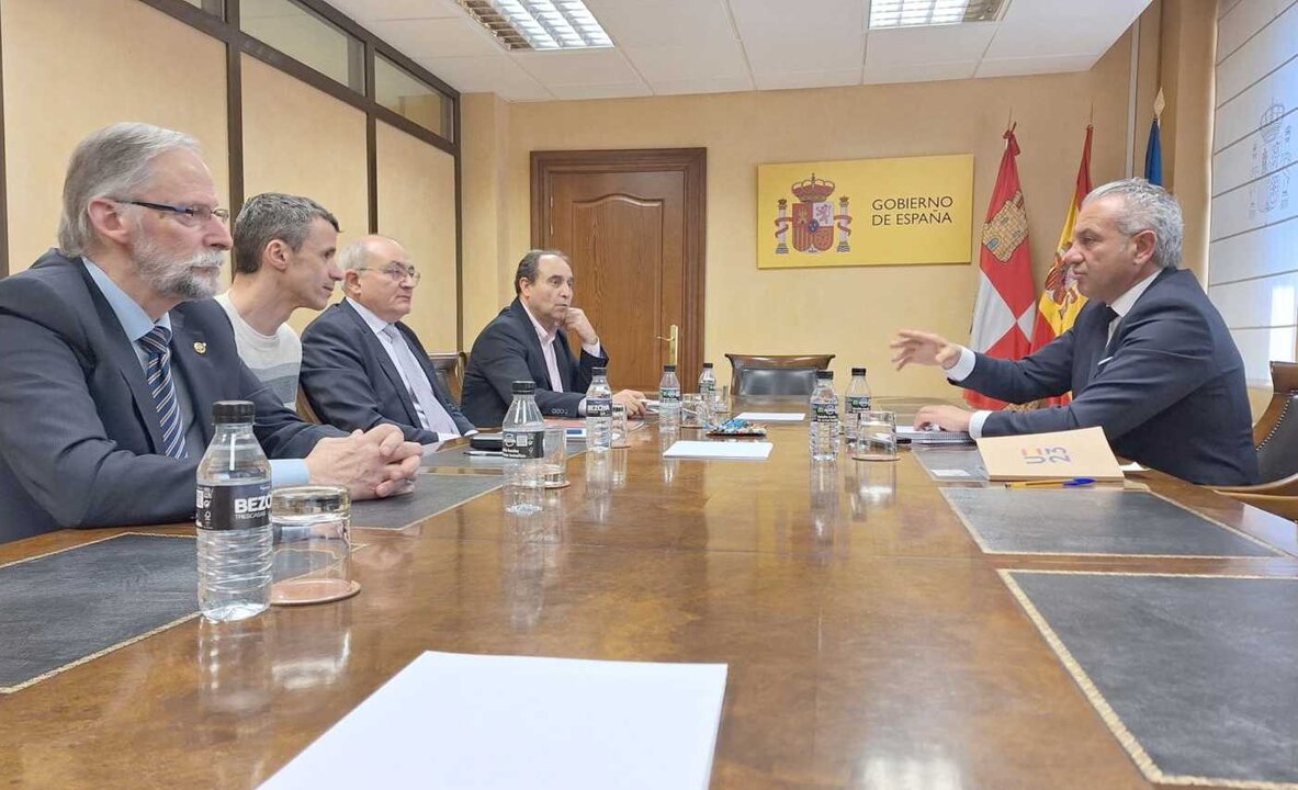 Representantes de diversos colectivos que impulsan la Agencia Estatal de Salud Pública durante su reunión con el delegado del Gobierno, Nicanor Sen.