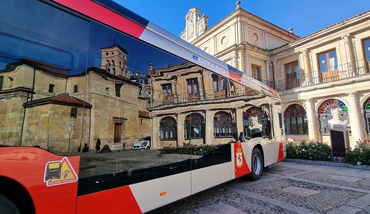 Presentación de un nuevo bus urbano en el Ayuntamiento de León.