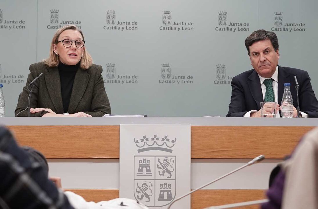 El consejero de Economía y Hacienda y portavoz, Carlos Fernández Carriedo, y la vicepresidenta de la Junta y consejera de Familia e Igualdad de Oportunidades, Isabel Blanco, comparecen en rueda de prensa posterior al Consejo de Gobierno. Foto: Rubén Cacho