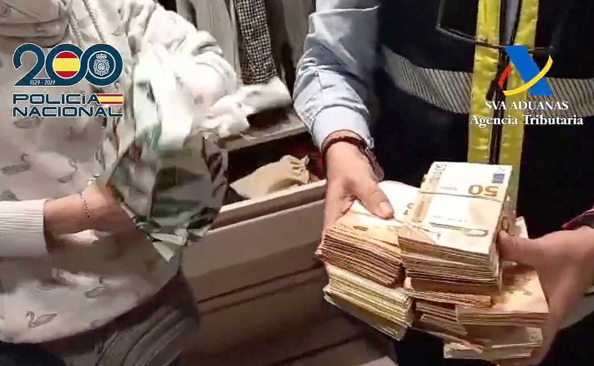 Imagen de parte del dinero incautado durante la operación policial.