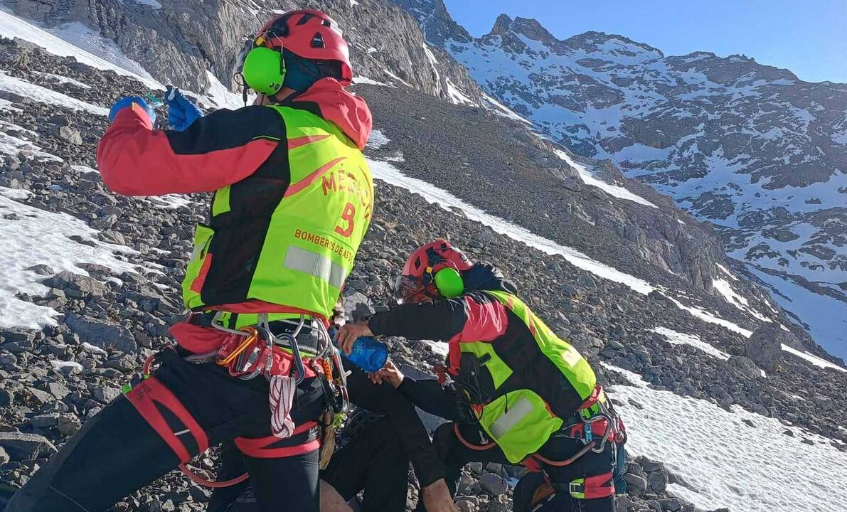 Momento en el que el joven montañero leonés es atendido por los equipos de emergencias tras ser localizado.