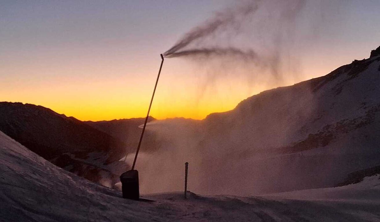 Cañones de nieve en la estación de San Isidro para mejorar el espesor en las pistas.