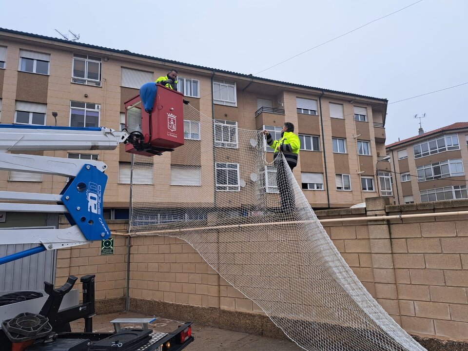 El Ayuntamiento de La Bañeza, a través de la Concejalía de Obras, ha llevado a cabo trabajos para renovar la malla que separa el patio del CEIP San José de Calasanz del Instituto de Educación Secundaria (IES) Ornia.