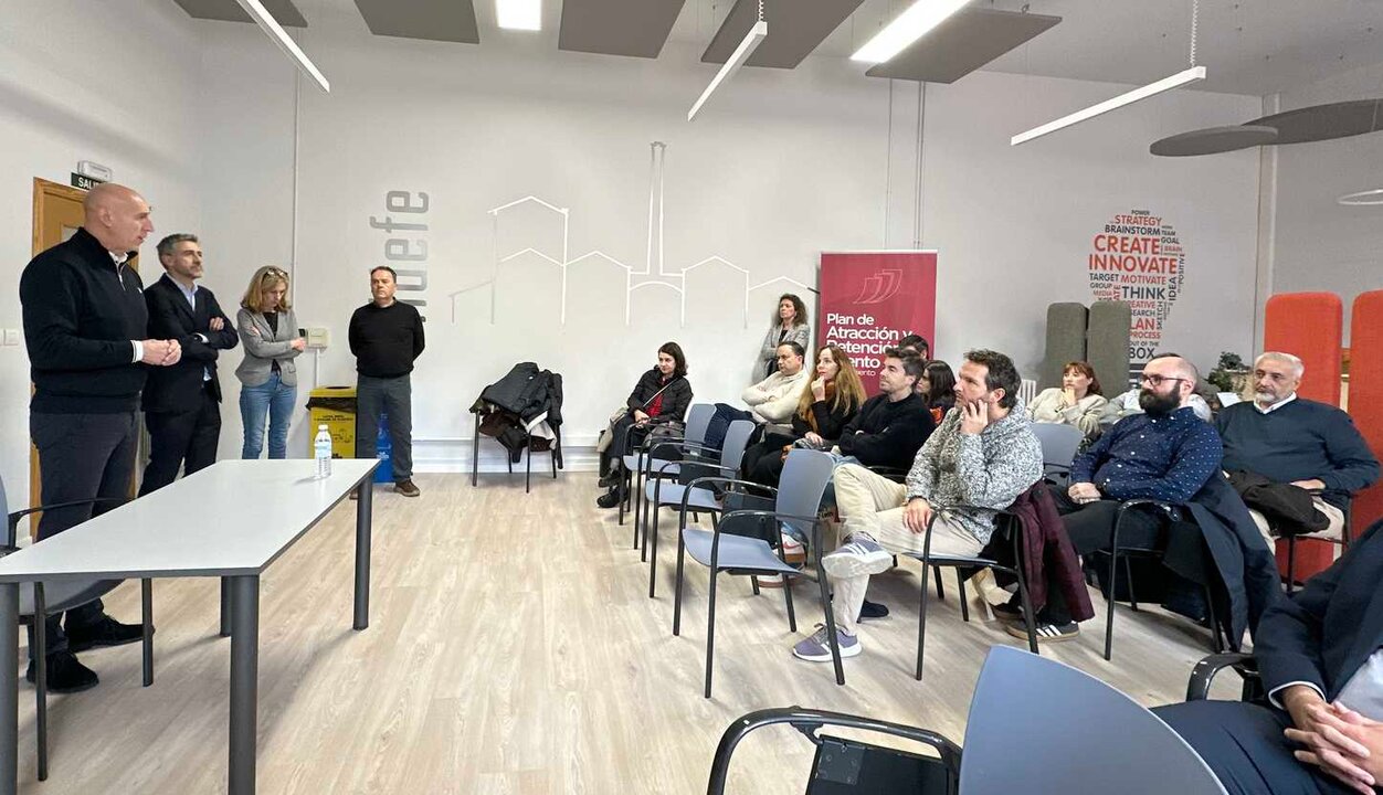 El alcalde de León, José Antonio Diez, acompañado del concejal Carmelo Alonso, ha participado este lunes en el encuentro de embajadores de León que forman parte del Programa Talento del Ayuntamiento de León y que coordina el Ildefe.