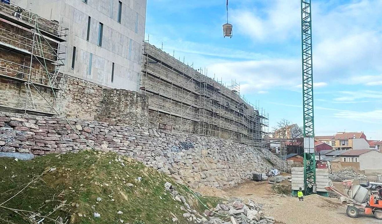 Imagen de las obras de restauración de la muralla de Astorga.