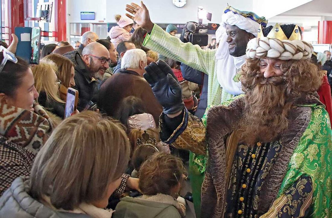 Los Reyes Magos, que llegan en tren desde Oriente, en el momento de entrar por la Estación de León. Foto: Peio García