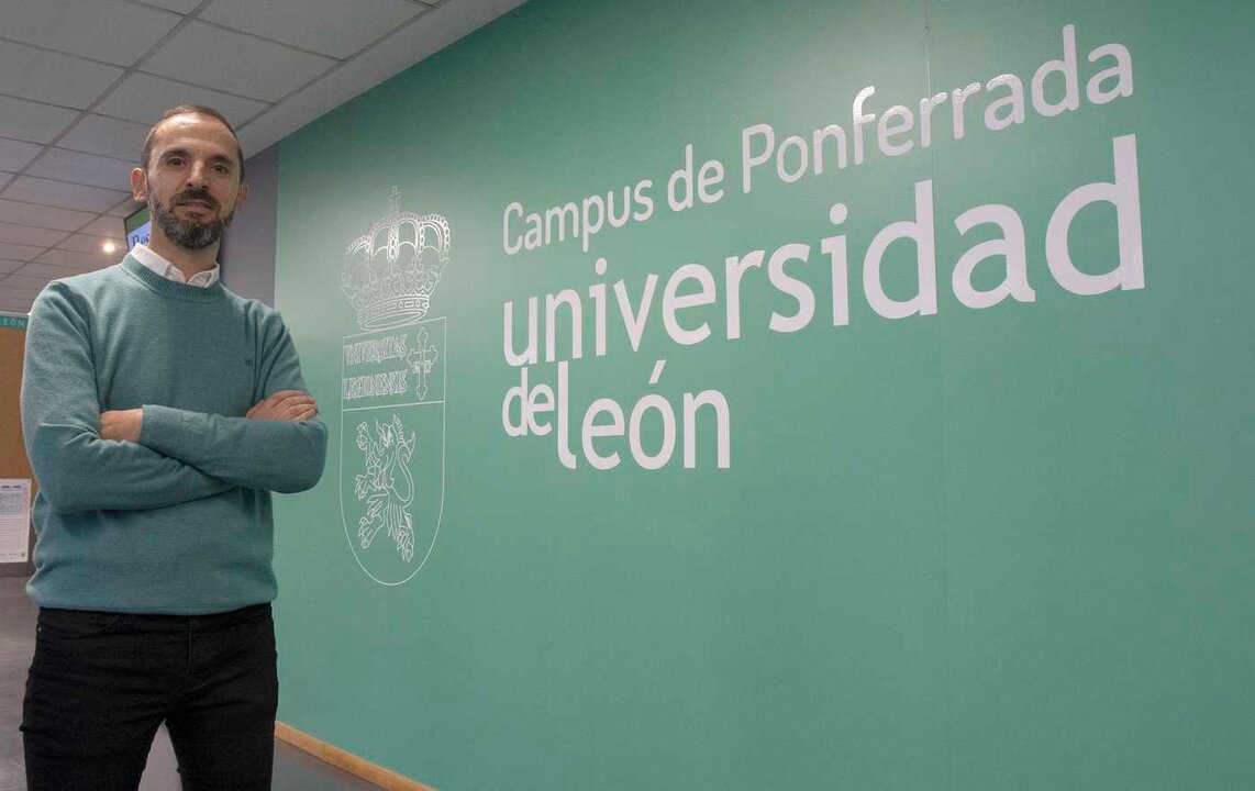 Marcos Guerra, investigador de la Universidad de León en el campus de Ponferrada, realiza un estudio sobre la conservación de las frutas y verduras del Bierzo una vez recolectadas. Foto: César Sánchez