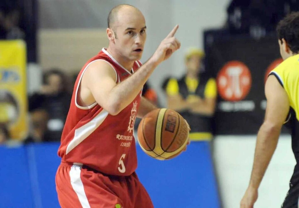 Bernabé con la camiseta de Baloncesto León, el equipo donde logró el récord de minutos jugados superando a Xavi Fernández.