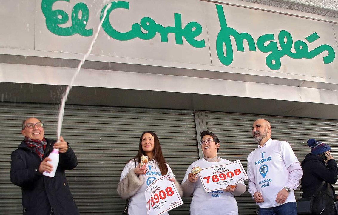 Uno de los ganadores de un décimo celebra el primer premio a las puertas de El Corte Inglés. Foto: Peio García