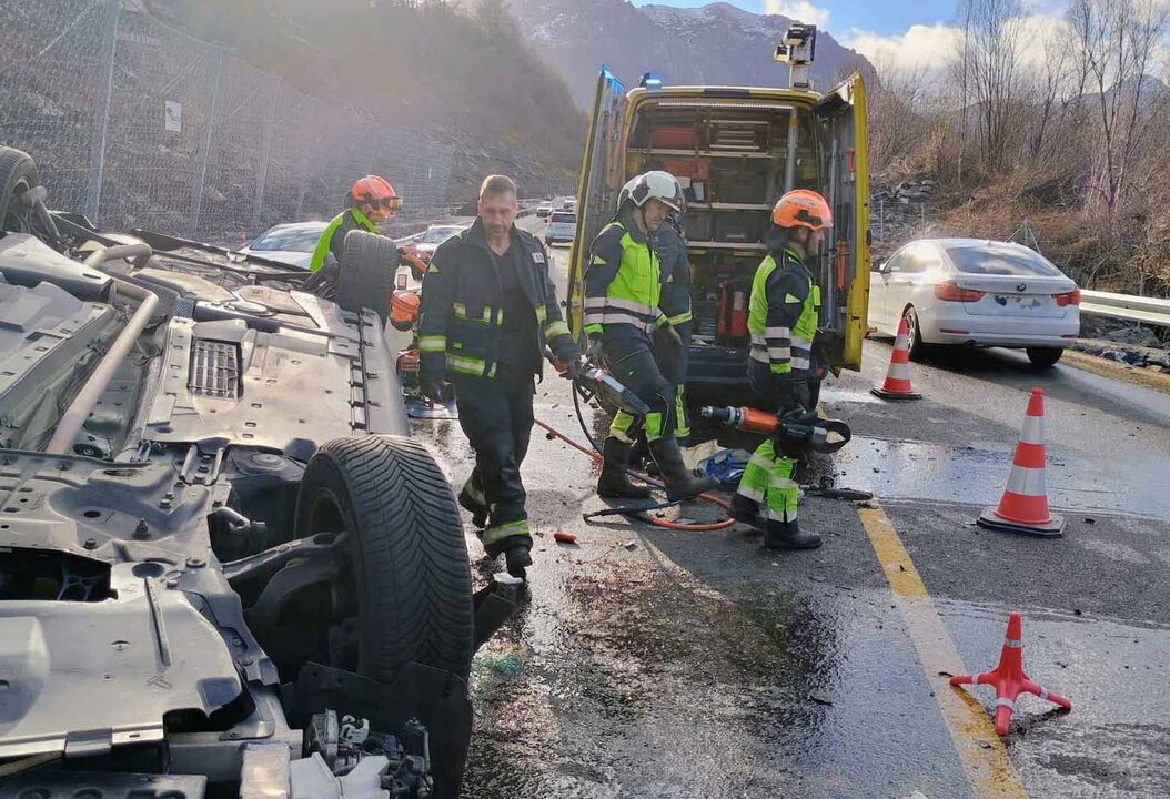 Imagen de los equipos de emergencias en el lugar del accidente.