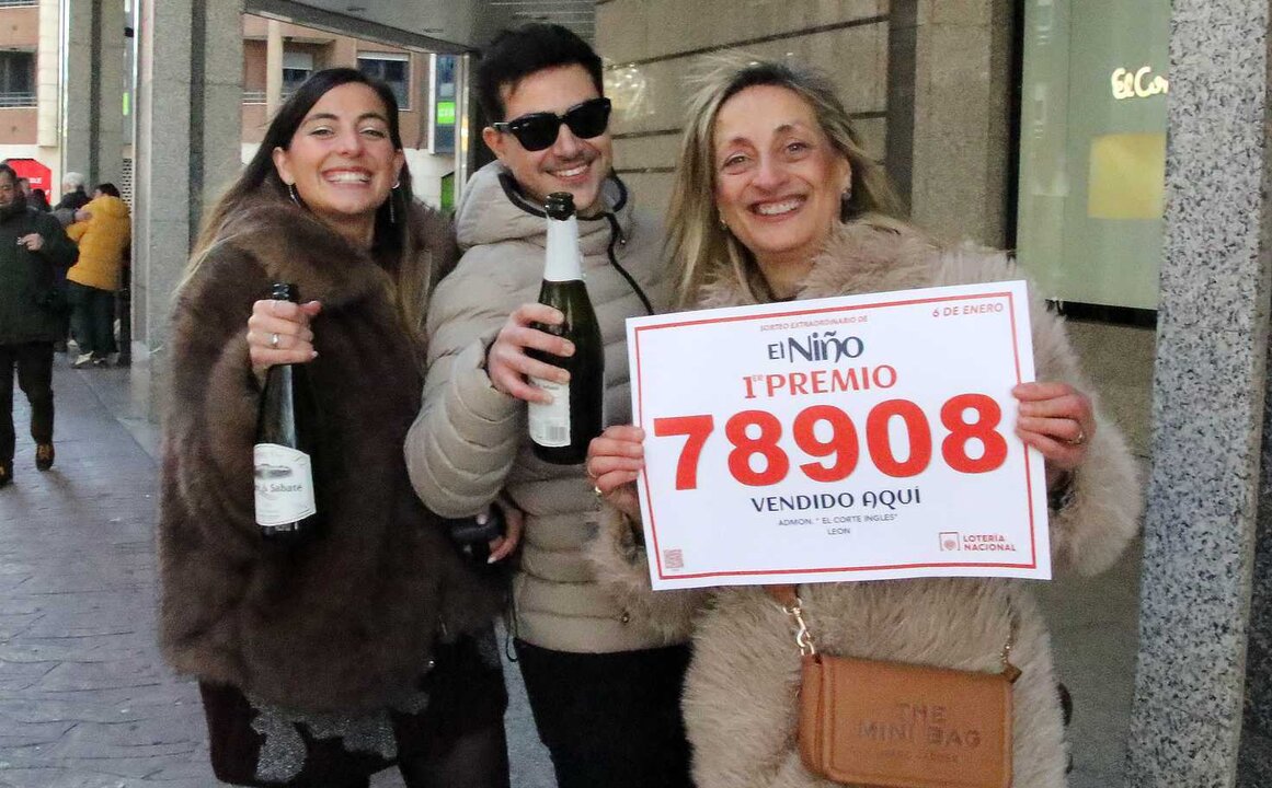 Una de las agraciadas se felicita por el primer premio de El Niño. Su primer capricho: "Irme a Nueva York". Foto: Campillo