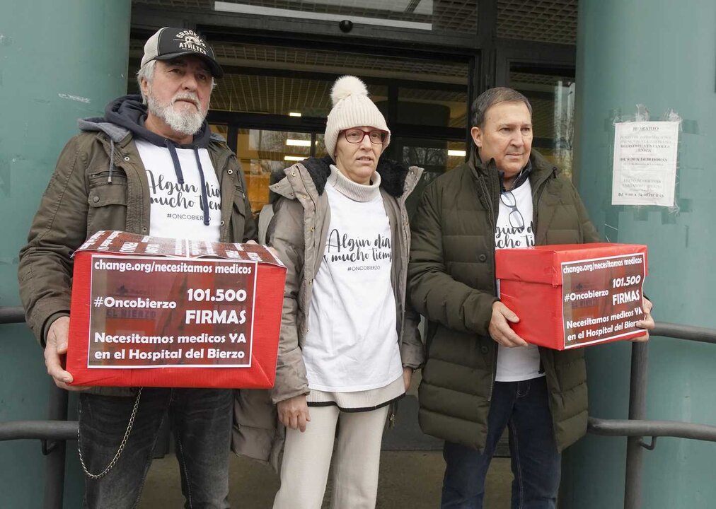 La plataforma Oncobierzo entrega en la Junta de Castilla y León más de 100.000 firmas para reclamar mejoras en la sanidad del Bierzo, especialmente en el Hospital del Bierzo y en el Área de Oncología. Foto: César Sánchez