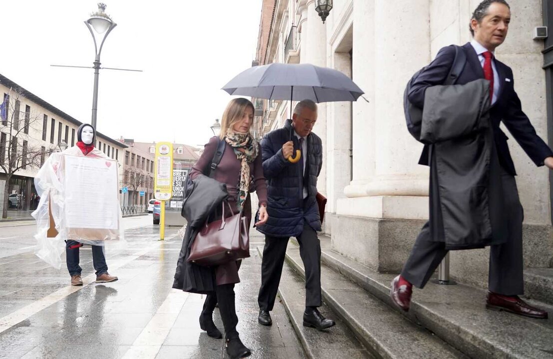 Imagen de una jornada del juicio por el caso ‘Perla Negra’ en el que se juzga a la excúpula de la Consejería de Economía. El exconsejero delegado de Gesturcal Juan Carlos Sacristán (2D) a su llegada a la Audiencia. Foto: Leticia Pérez