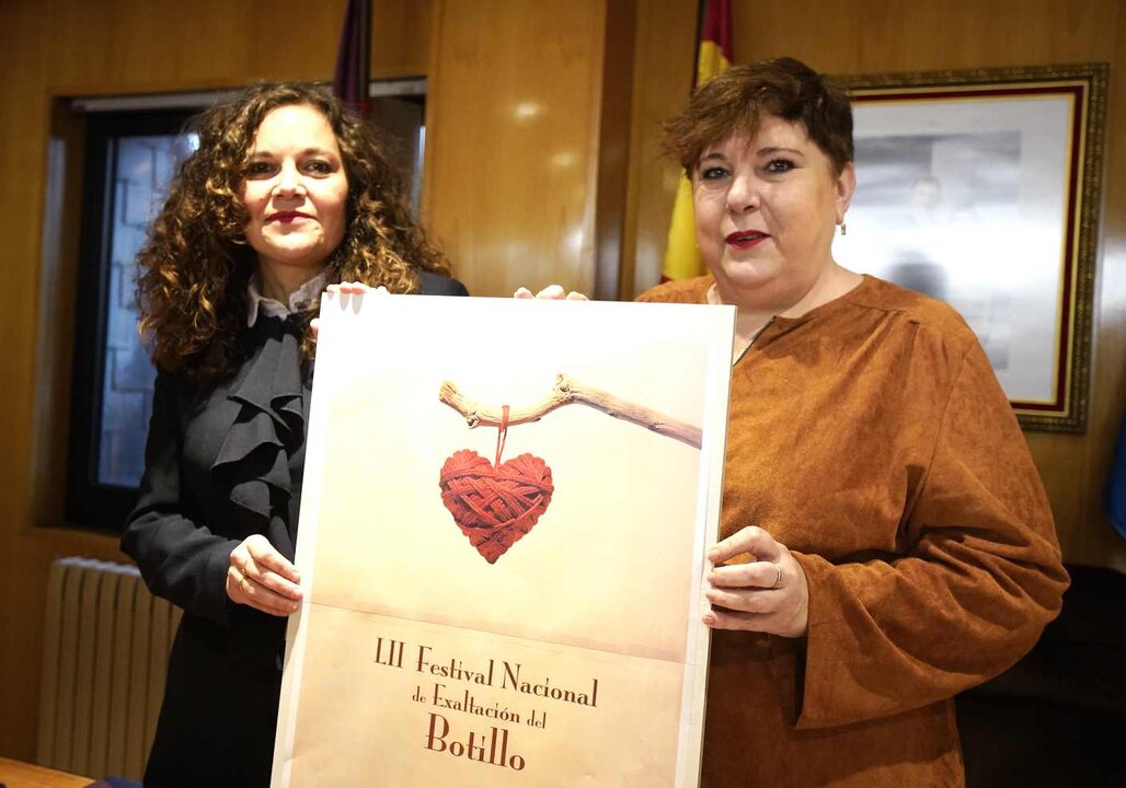 La alcaldesa de Bembibre, Silvia Cao, junto a la concejala de Fiestas, Belén Martín, durante la presentación Festival Nacional del Botillo de Bembibre 2025.