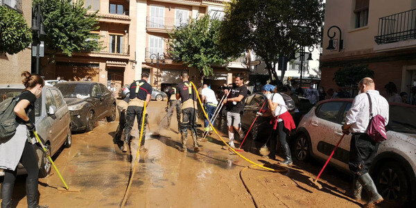 Voluntarios colaborando con los damnificados de la DANA.