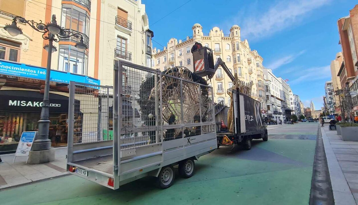 Retirada decoración navideña en la calle Ordoño II este jueves.