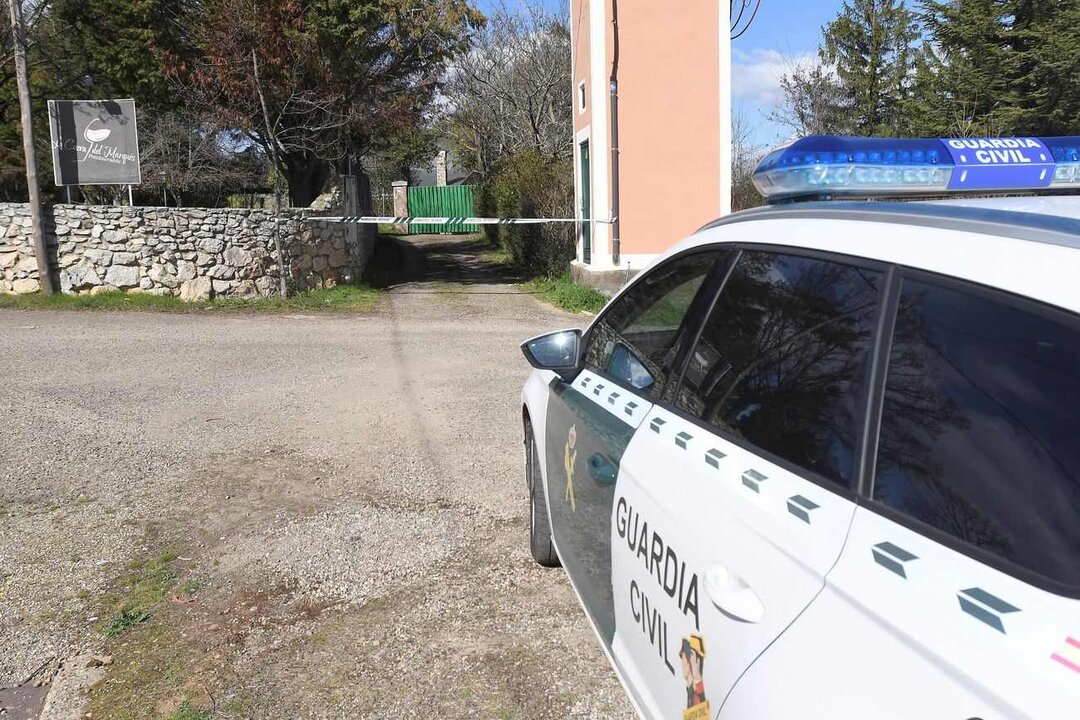 Un vehículo de la Guardia Civil, ante el chalet en el que se cometió el crimen.