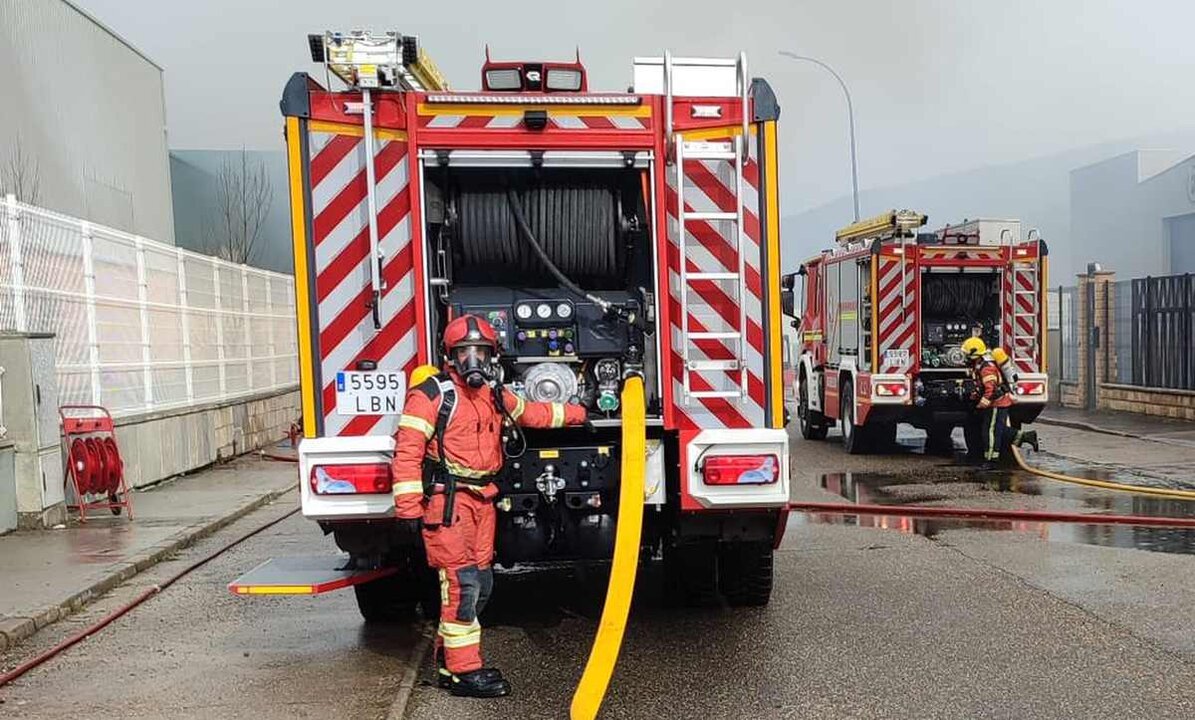 Equipos de bomberos de la Diputación de León han tenido que intervenir en la extinción del incendio. Imagen de archivo de una intervención anterior.