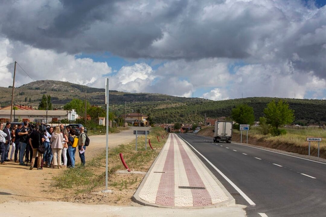 La consejera de Movilidad y Transformación Digital, María González Corral, visita la finalización de las obras de mejora de la travesía en la carretera AV-120 a su paso por la localidad de Muñana (Ávila). 
Ávila, 3-06-2022
Foto: Ricardo Muñoz-Martín