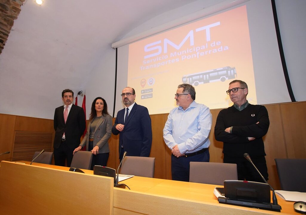 El alcalde de Ponferrada, Marco Morala (C), junto al concejal de Movilidad, Carlos Fernández (2D), el técnico de Medio Ambiente, Francisco Jordán (D), y el presidente y consejera de Autobuses Urbanos de Ponferrada, Francisco Tomás García (I), y Susana García, durante la presentación del nuevo servicio de transporte urbano