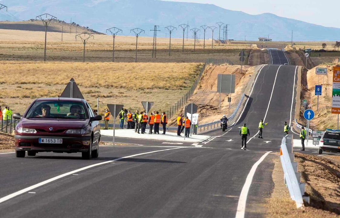 Obras de mejora del firme en un vial autonómico.