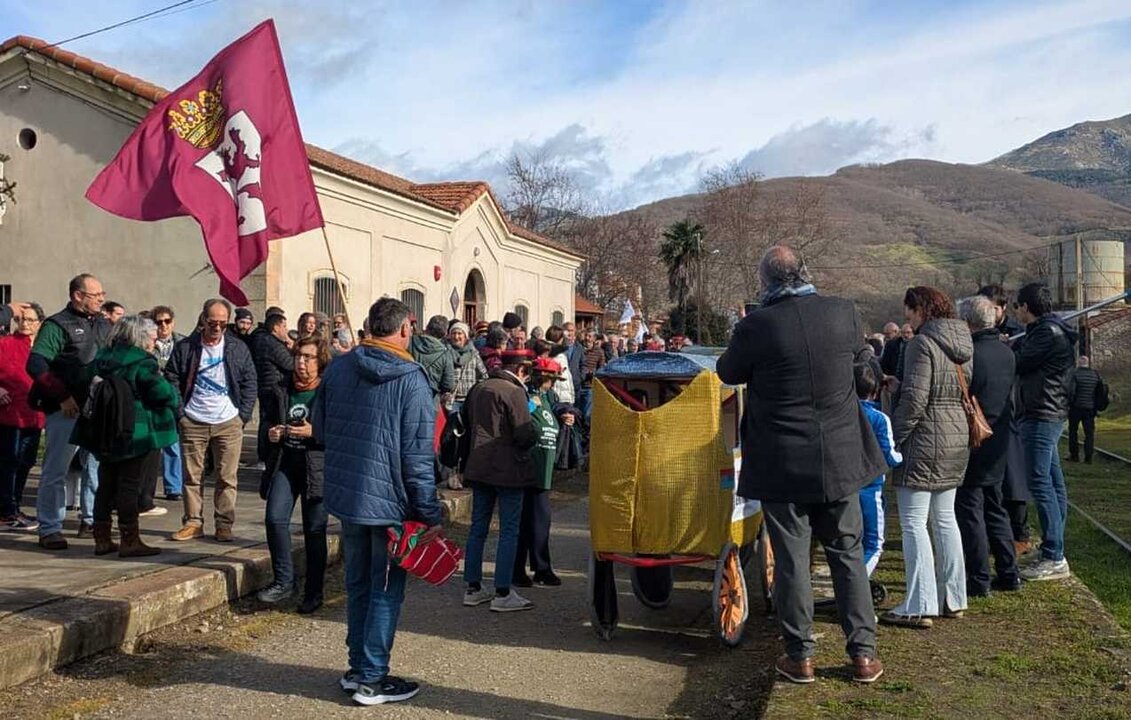 La localidad extremeña de Hervás, en la provincia de Cáceres, acogió hoy una manifestación para exigir al Gobierno de España “mayor compromiso” para la recuperación del corredor ferroviario de la Ruta de la Plata.