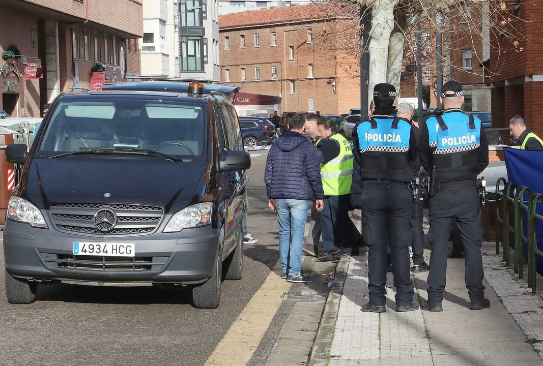 Instante en el que se procede a la retirada del cuerpo del asesinado.