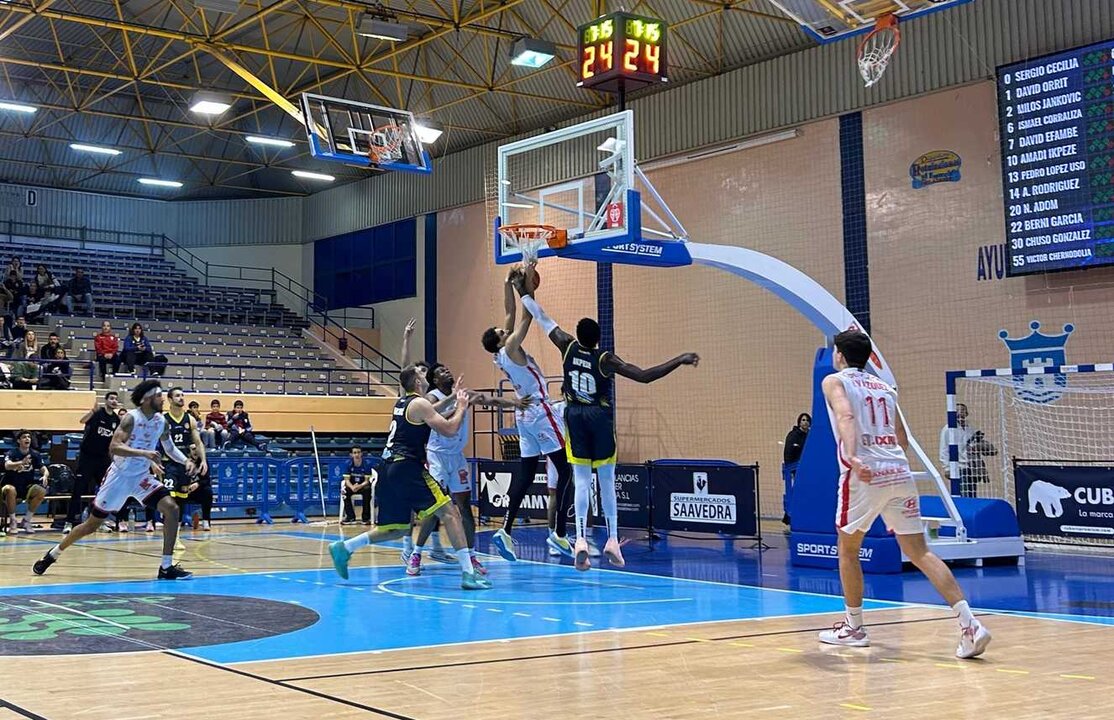 Un lance del encuentro disputado por la Cultural de Baloncesto ante el colista.