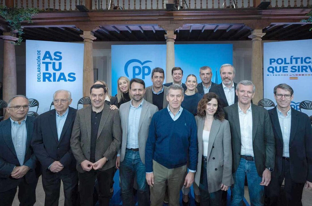 Los presidentes autonómicos del PP, junto a Feijóo, durante el encuentro mantenido este fin de semana.