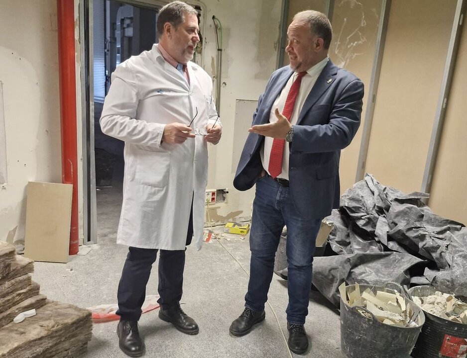 El Jefe de Unidad de Neumología del Hospital Universitario El Bierzo, Juan Ortiz de Saracho, recibe al presidente de la Diputación de León, Gerardo Álvarez Courel.