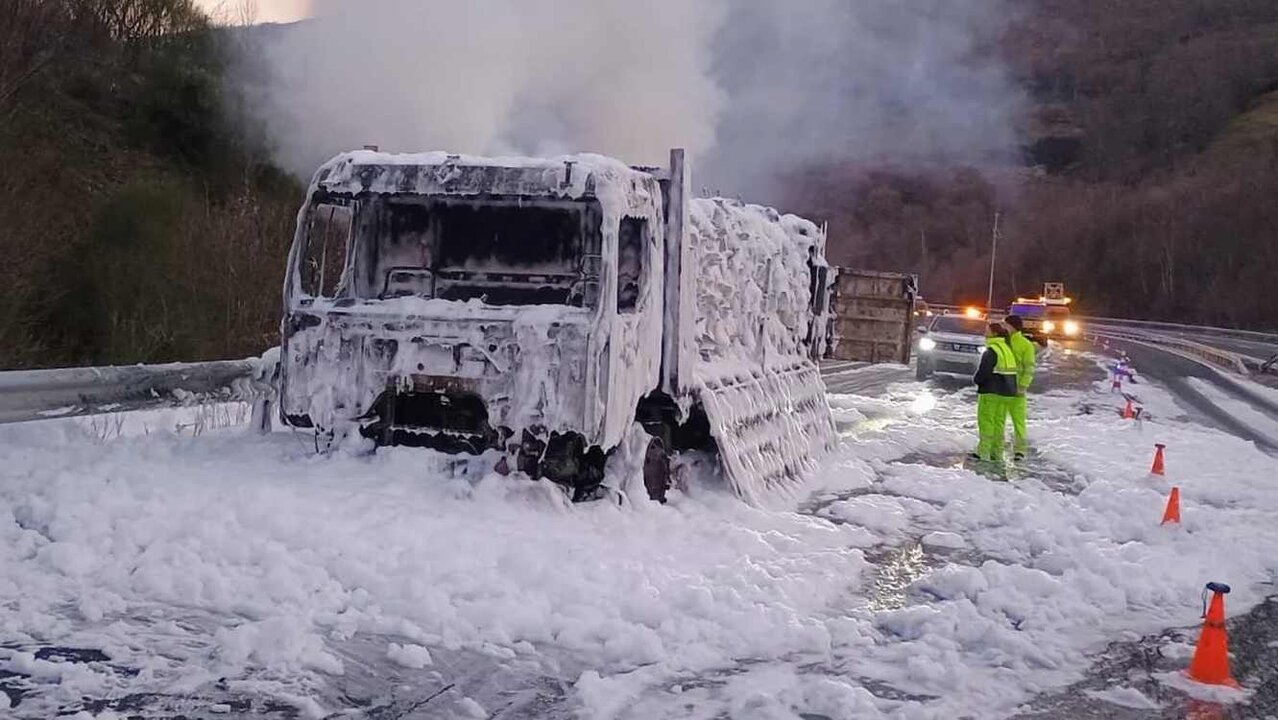 Imagen del camión tras ser consumido por las llamas en la autopista del Huerna.