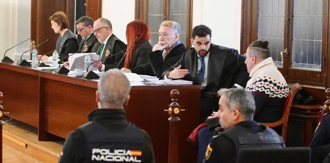 Primera sesión del juicio contra el hombre y la mujer acusados de asesinar a una prostituta en una vivienda de Cembranos en el año 2021. Foto: Campillo.