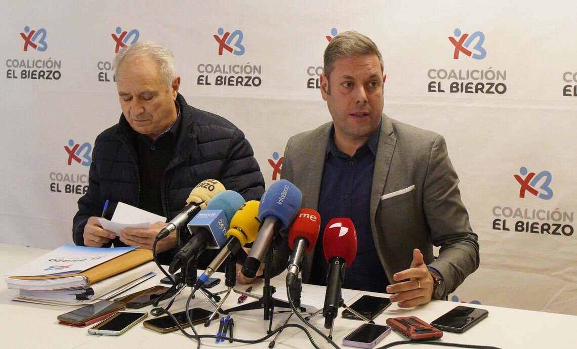 El portavoz de Coalición por el Bierzo en el Consejo Comarcal, Iván Alonso (I), junto al presidente del partido, José Álvarez (D), durante la rueda de prensa de esta mañana para tratar sobre la institución comarcal. Foto: César Sánchez.