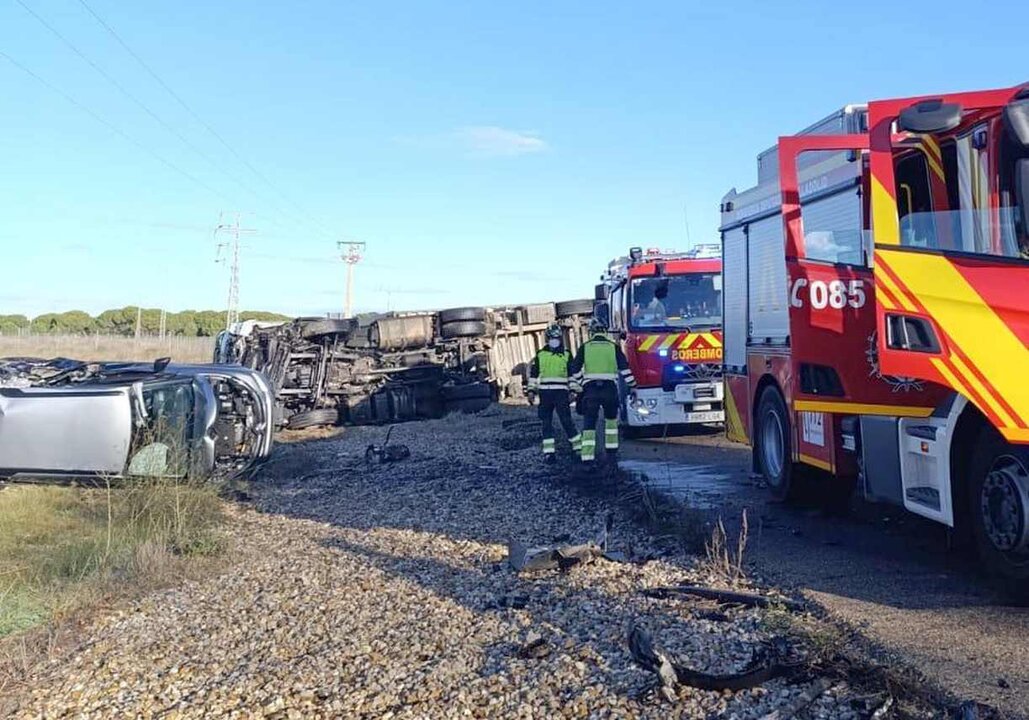 Accidente de tráfico entre un camión y dos turismos en la N-601, en La Pedraja de Portillo.