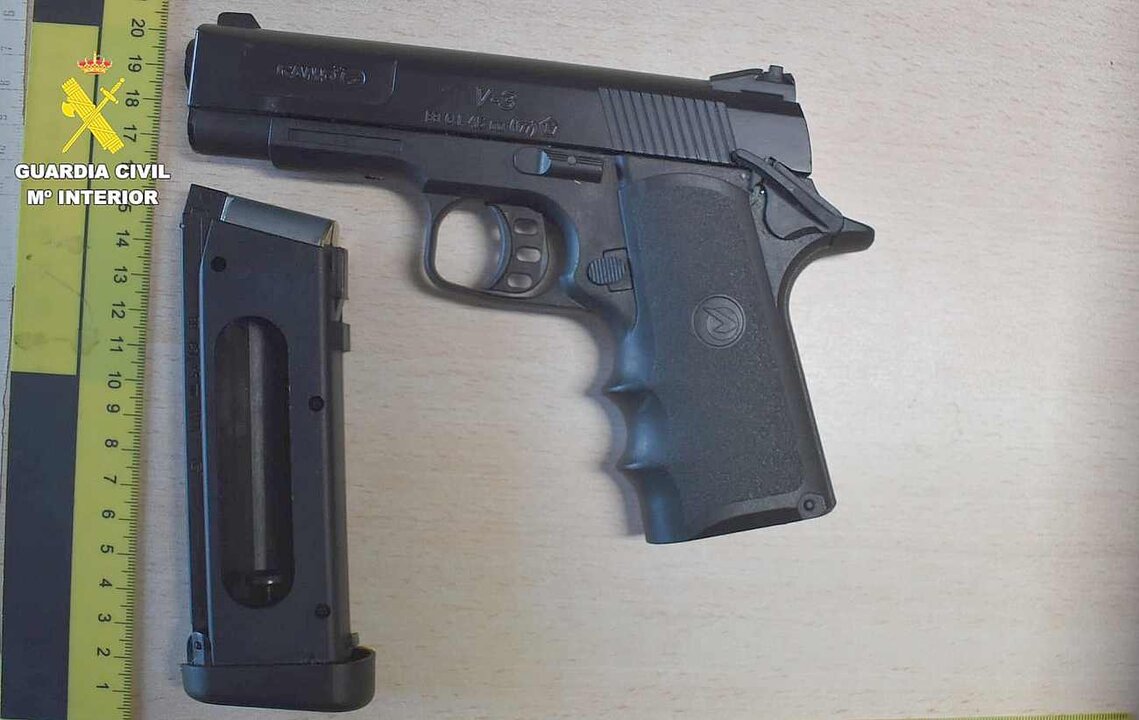 Imagen de la pistola de balines incautada por los efectivos de la Guardia Civil.