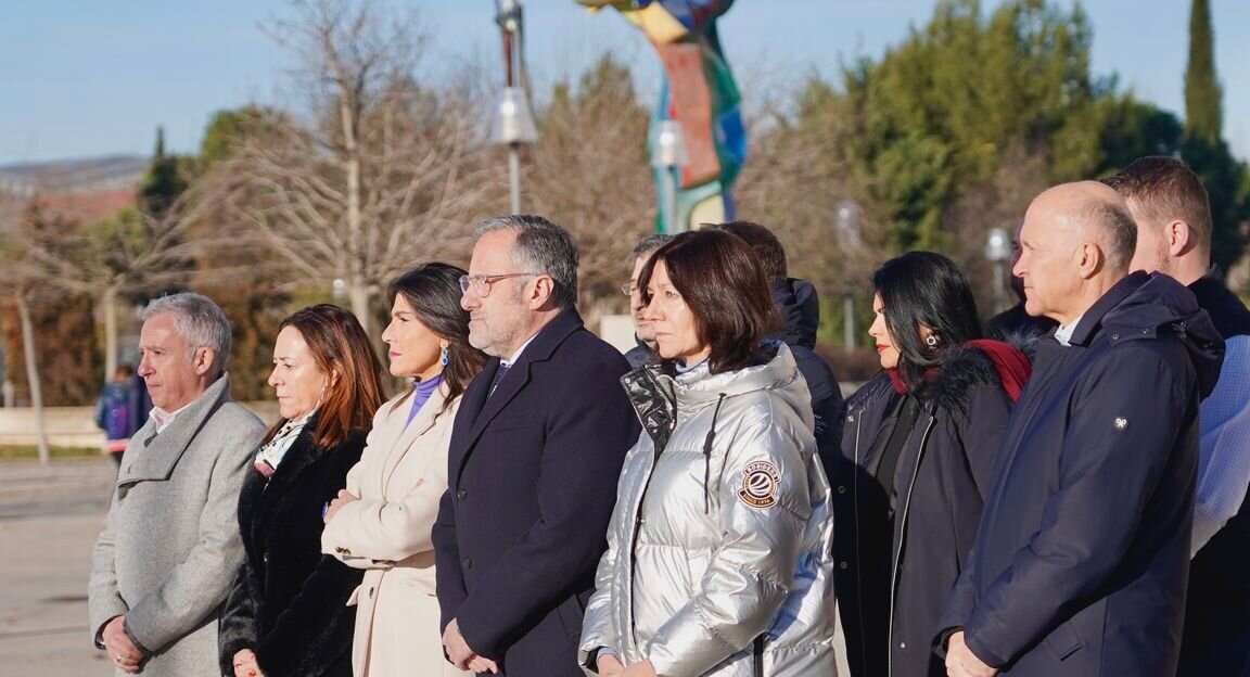 El presidente de las Cortes de Castilla y León, Carlos Pollán, atiende a los medios tras el minuto de silencio convocado delante de la sede del Parlamento regional por los asesinatos acaecidos en los últimos días en Viana de Cega (Valladolid) y Palencia. Foto: Miriam Chacón.