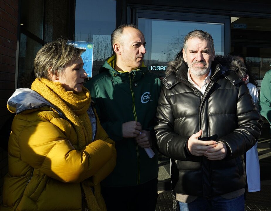 El presidente autonómico de la Central Sindical Independiente y de Funcionarios de Castilla y León, Benjamín Castro (D), junto a la presidenta provincial de CSIF León, Ofelia Rodríguez, y el responsable de la Agrupación Comarcal y del sector de Sanidad en El Bierzo, Maximino Prieto (C), durante su comparecencia en el hospital El Bierzo de Ponferrada para analizar la situación de la estabilización del personal sanitario y de la falta de actualización de las bolsas de Sacyl. Foto: César Sánchez.