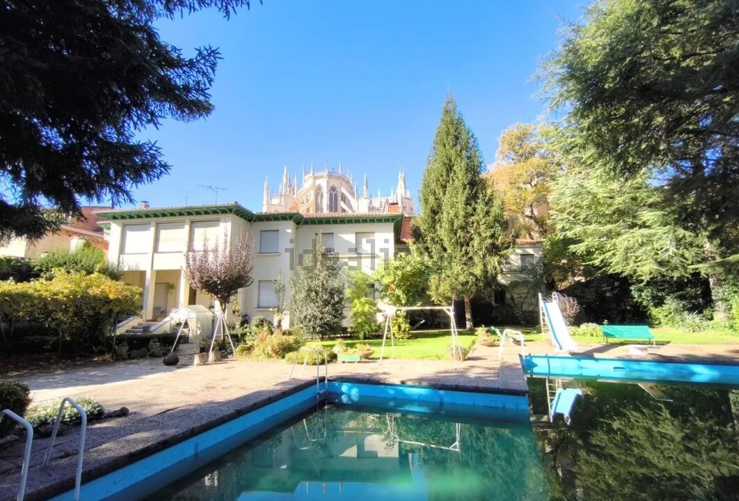 Chalet con piscina en pleno centro de León y vistas a la Catedral.