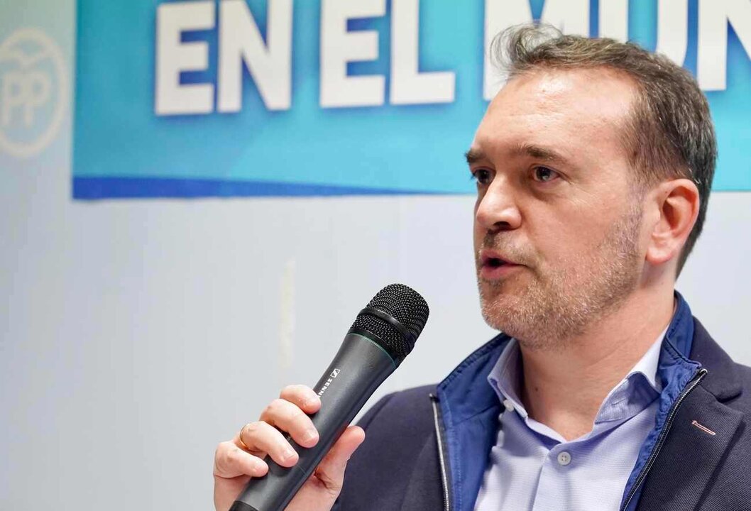 Ricardo Gavilanes, durante una intervención en la sede del PP de León. Foto: Campillo