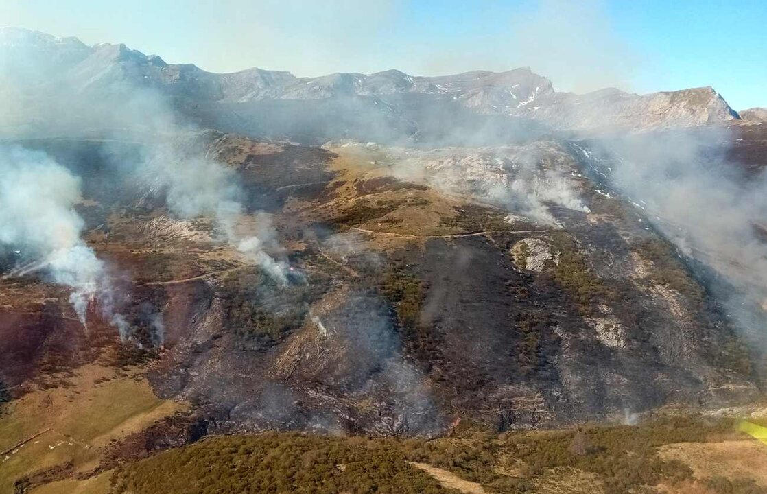 Imagen del incendio en la localidad de Cabrillanes.