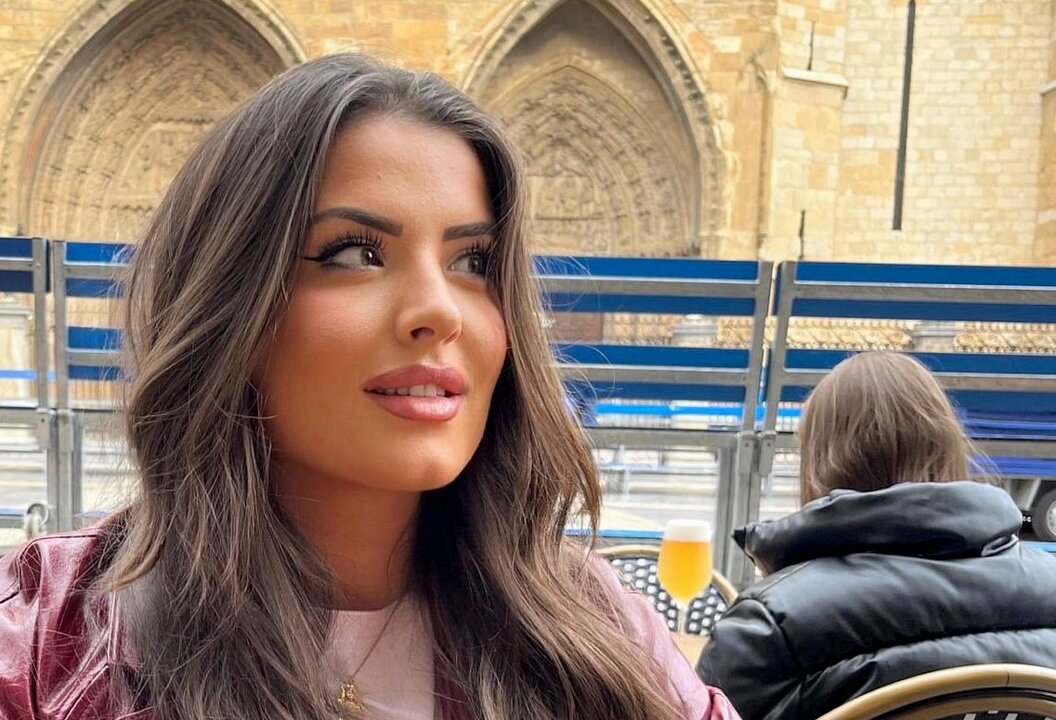 Nerea Fernández junto a la Catedral de León.