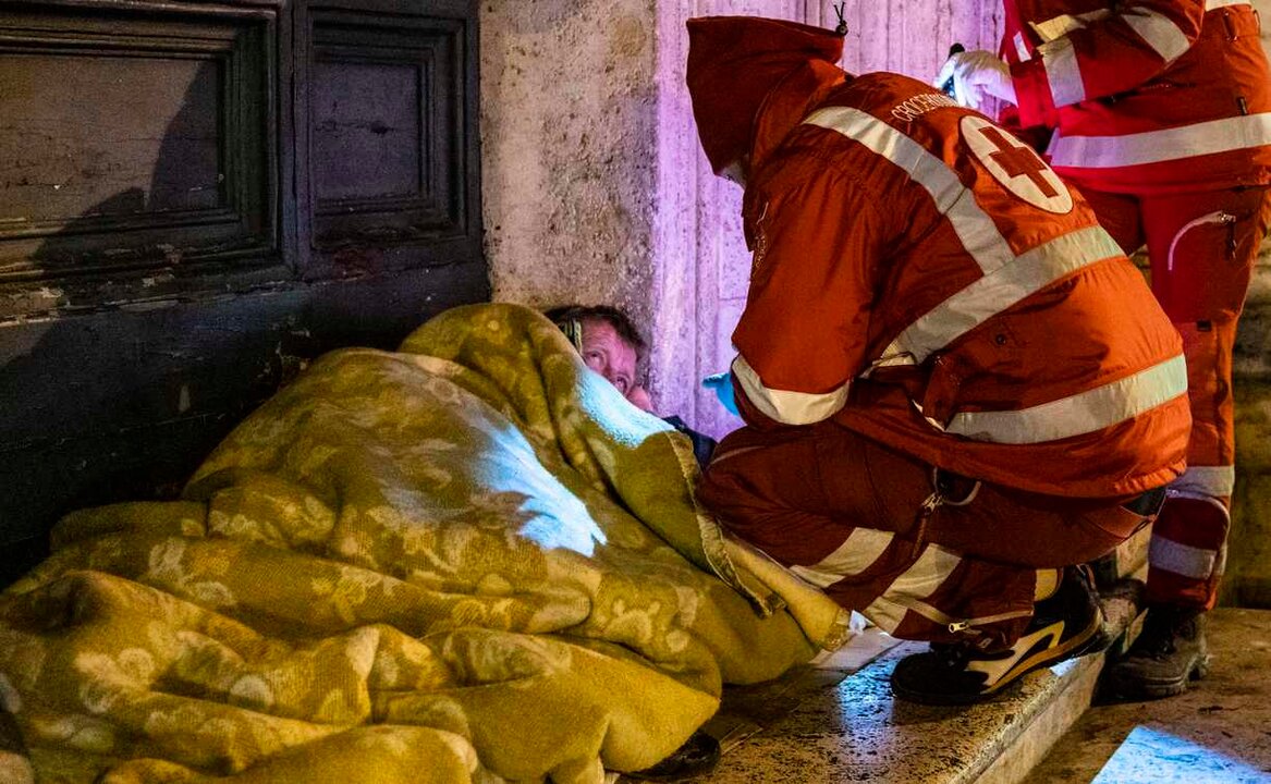 Personas sin hogar atendidas por Cruz Roja durante una de sus rutas de asistencia.