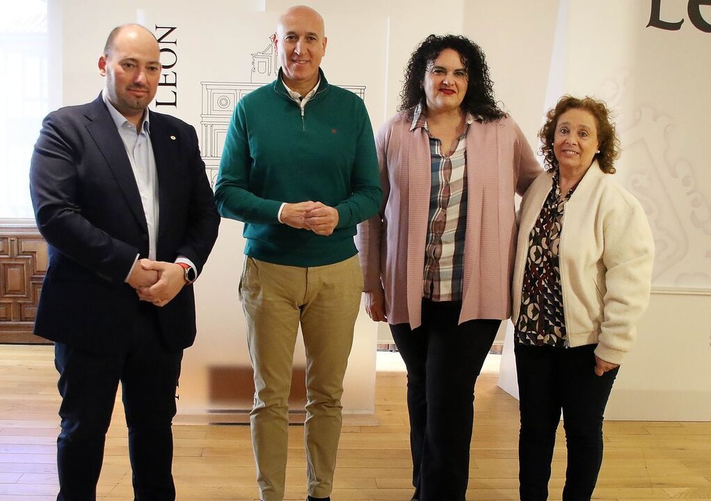 El alcalde de León, José Antonio Diez, presenta junto a la directora de Cáritas Diocesana de León, Aurora Baza, y el presidente de Cruz Roja, Daniel Hernández, un proyecto de colaboración conjunta. Foto: Peio García.