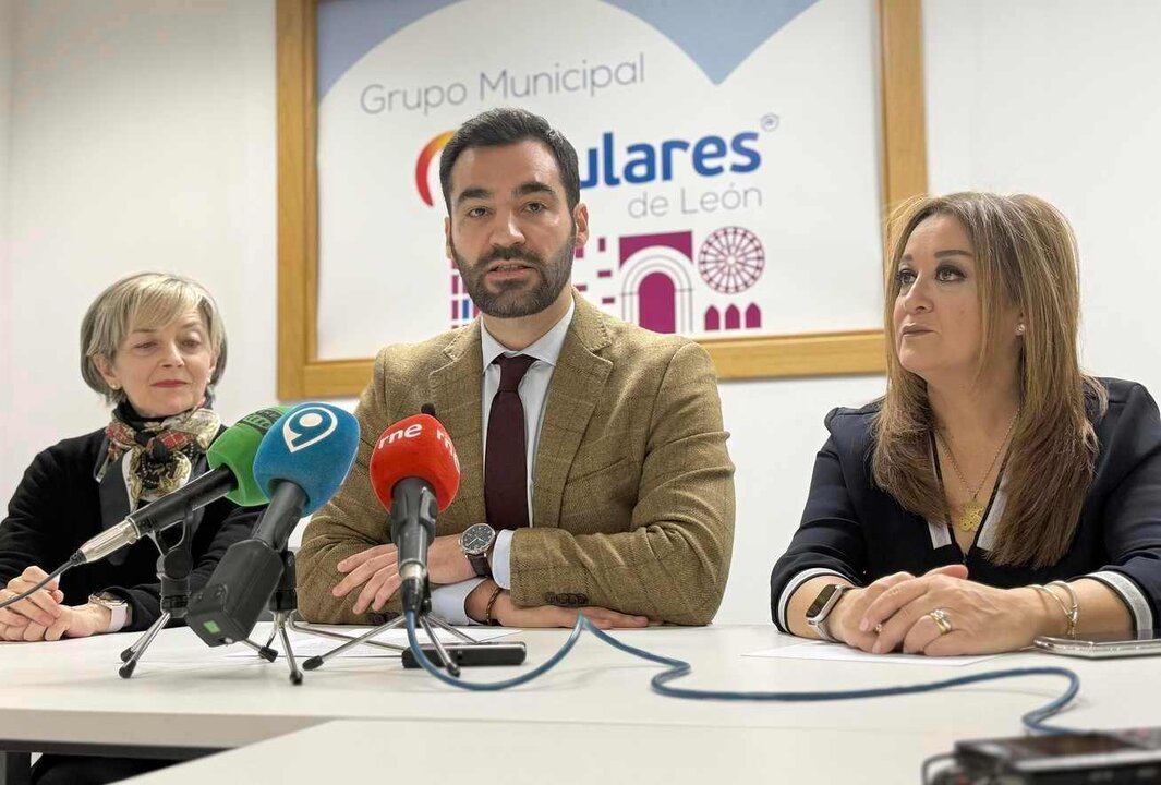 David Fernández, acompañado por su equipo, durante la rueda de prensa de este jueves.