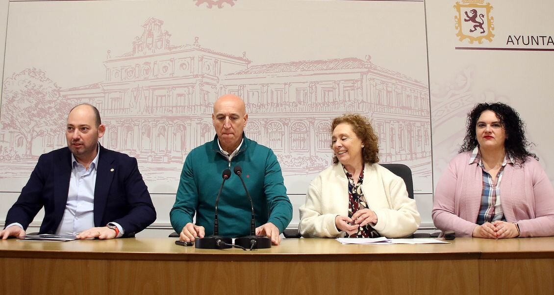 El alcalde de León, José Antonio Diez, presenta junto a la directora de Cáritas Diocesana de León, Aurora Baza, y el presidente de Cruz Roja, Daniel Hernández, un proyecto de colaboración conjunta Foto: Peio García.