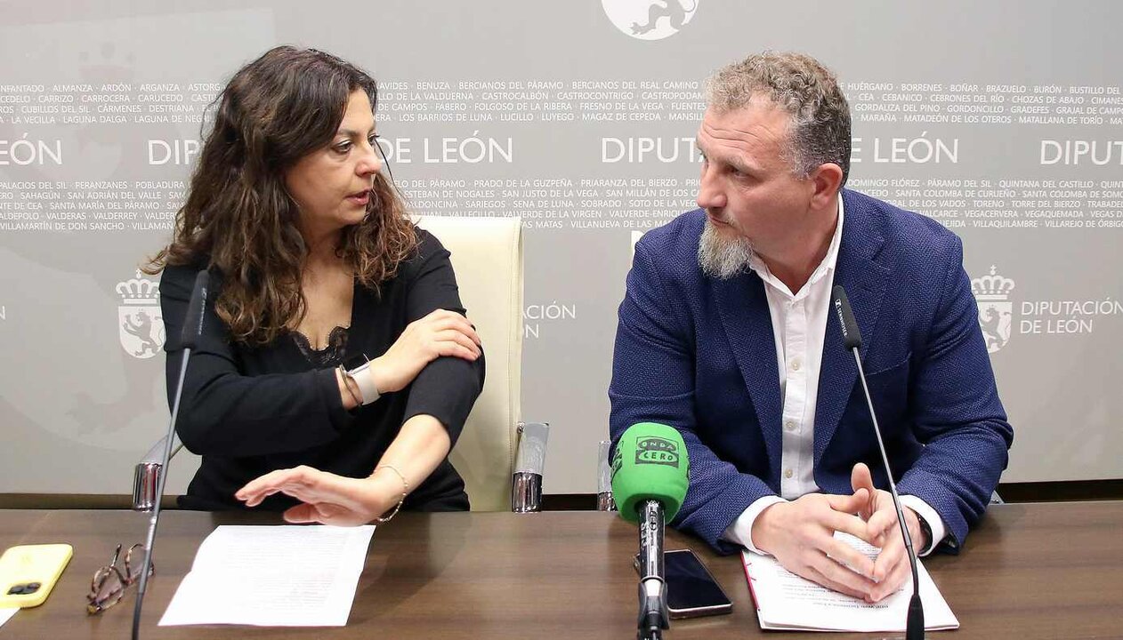 Mercedes Escudero y Octavio González presentan la nueva web de Turisleón y la actividad del Consorcio en Fitur.