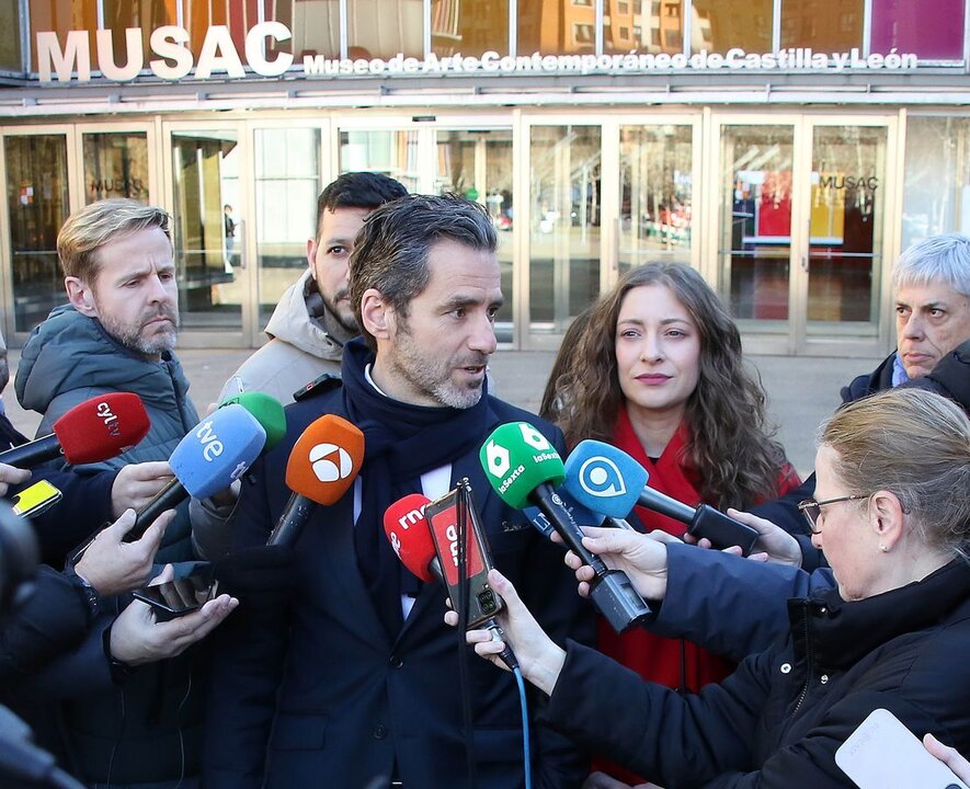 El portavoz nacional del PP y vicesecretario de Cultura y Sociedad Abierta, Borja Sémper, y la presidenta provincial del PP y vicesecretaria de Sanidad y Educación, Ester Muñoz, visitan la exposición 'Don Quixote' del artista Ai Weiwei. Foto: Peio García.