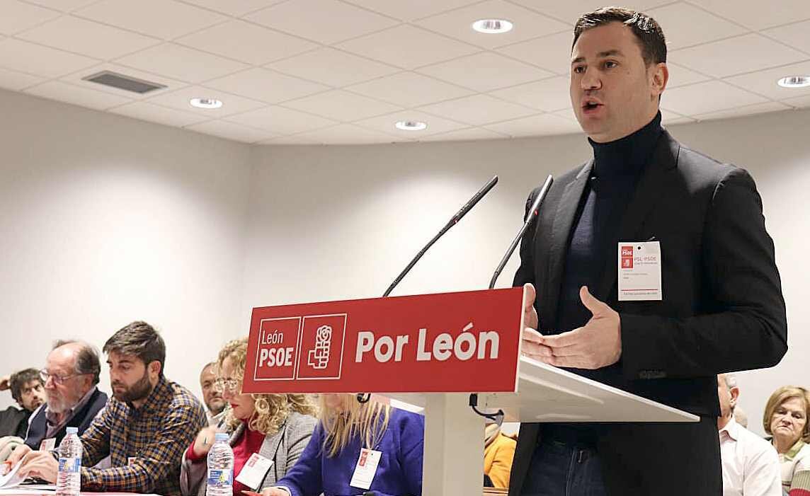 El secretario general del PSOE leonés, Javier Alfonso Cendón, durante una intervención en el Comité Provincial del PSOE.