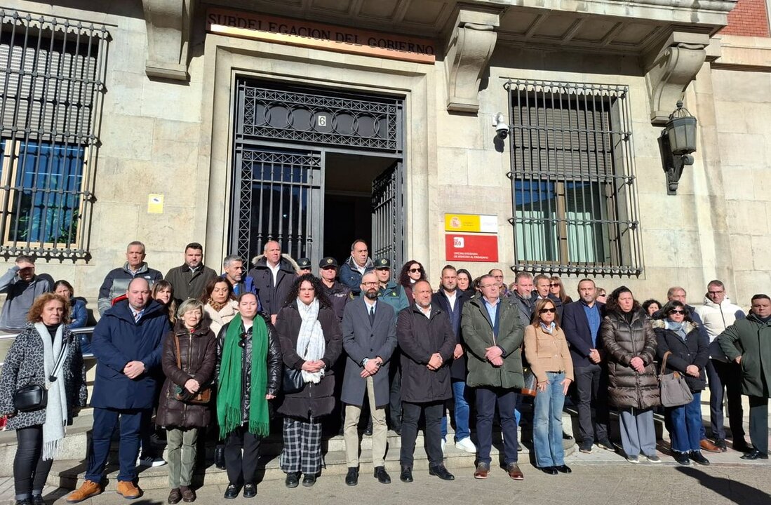 Minuto de silencio que ha tenido lugar en el mediodía de este viernes, a las puertas de la institución gubernamental.