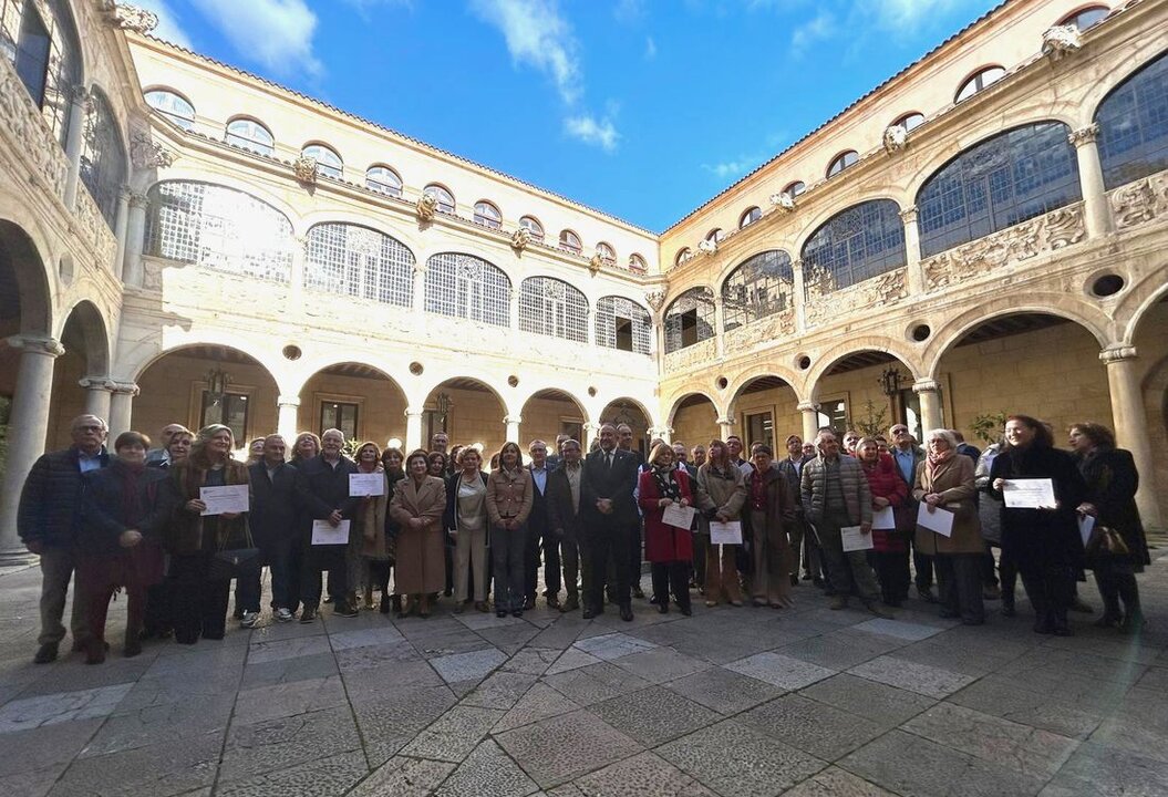 Cerca de medio centenar de trabajadores y trabajadoras que durante el pasado ejercicio se retiraron recogen un diploma y la insignia de oro de la institución provincial como reconocimiento a su entrega y labor.